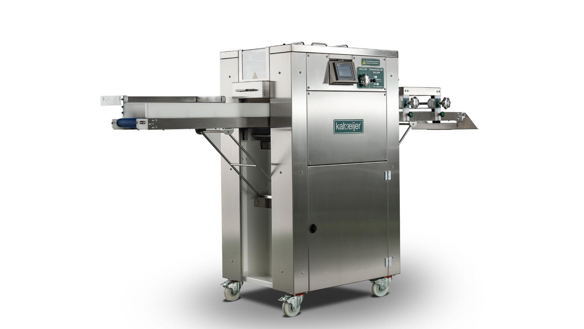 Eine industrielle Lebensmittelverarbeitungsmaschine aus rostfreiem Stahl mit Förderbändern auf beiden Seiten, Bedienfeld auf der Vorderseite und auf Rädern montiert, vor einem weißen Hintergrund.