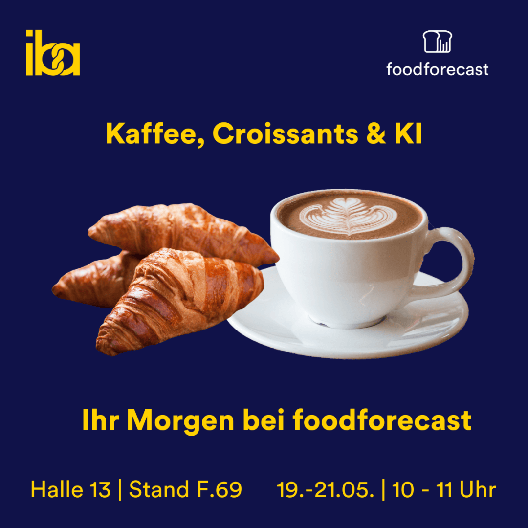 Eine Tasse Kaffee mit Latte Art und zwei Croissants auf dunkelblauem Hintergrund, mit deutschem Text, der für Kaffee, Croissants & KI bei foodforecast wirbt, einschließlich Veranstaltungsdetails und Standinformationen.