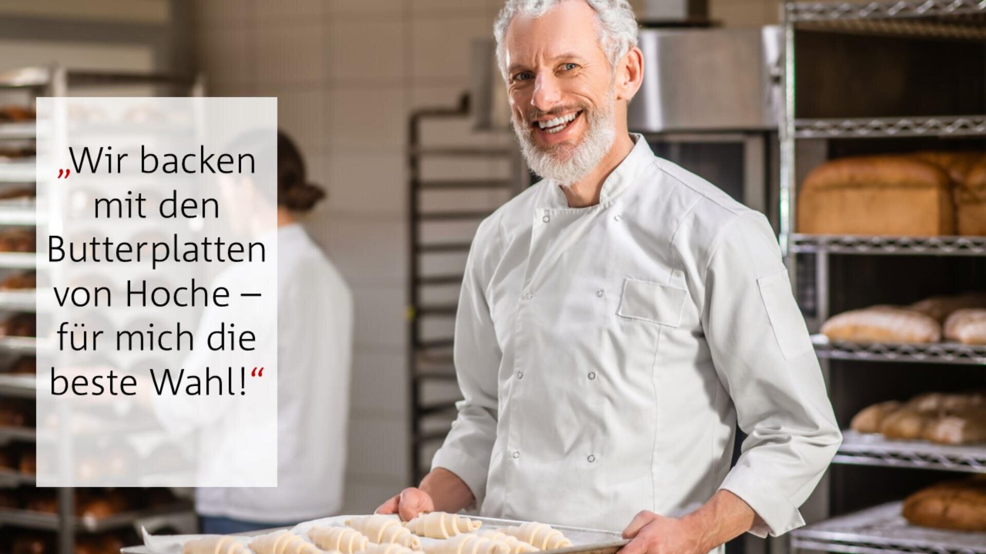 A smiling baker in a white uniform holds a tray of unbaked croissants in a bakery, with shelves of bread behind him. A quote in German is displayed on the left side of the image.