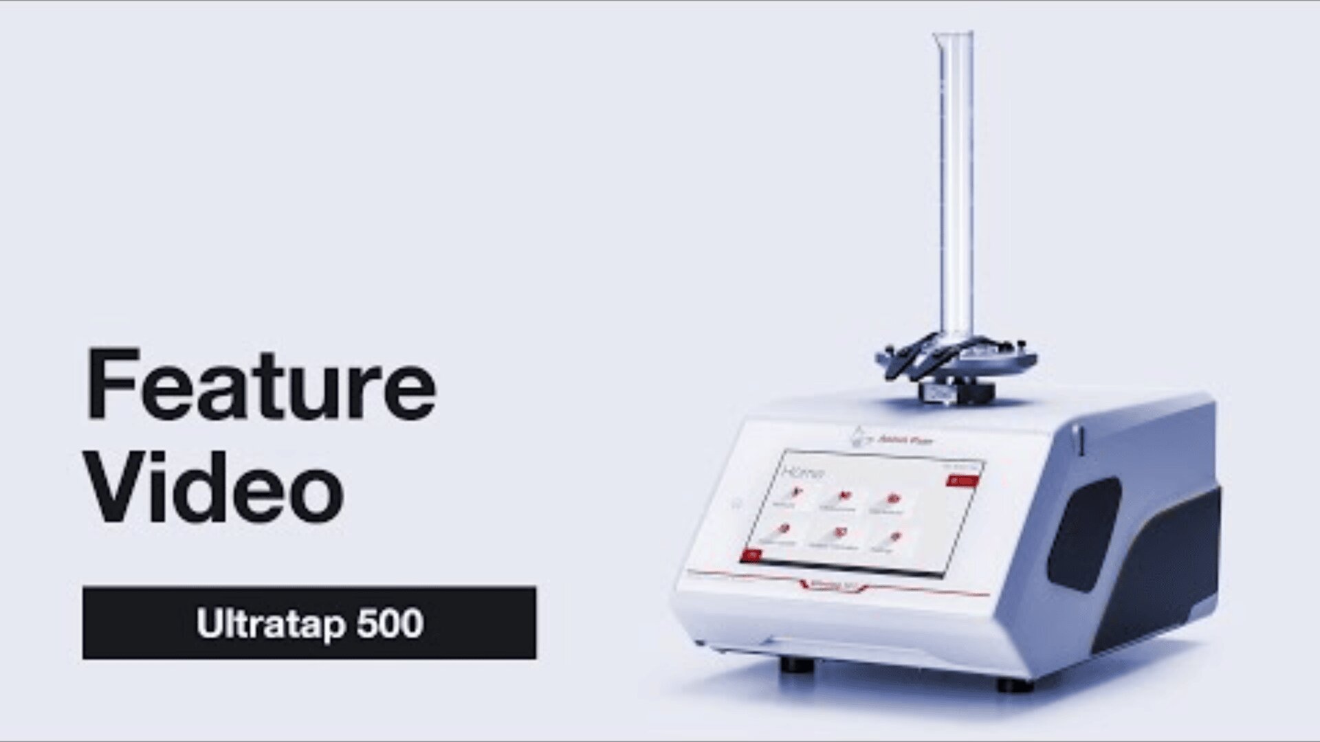 Neben dem Text „Feature Video Ultratap 500“ auf hellem Hintergrund ist ein modernes Laborgerät mit der Aufschrift „Ultratap 500“ mit Touchscreen-Display und Glasapparatur abgebildet.