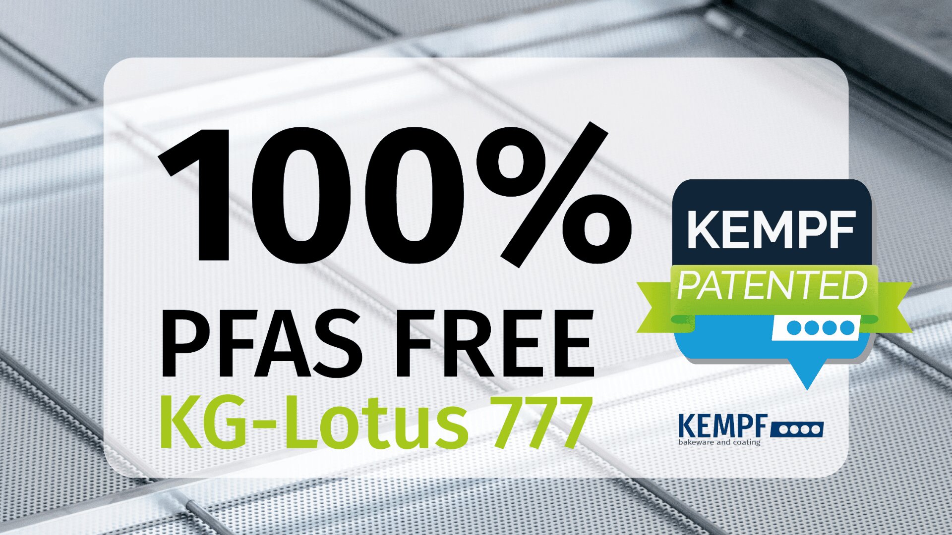 Ein Schild mit der Aufschrift 100% PFAS FREE KG-Lotus 777 mit einer KEMPF PATENTED-Plakette und dem KEMPF-Logo. Der Hintergrund zeigt eine Nahaufnahme von metallischen oder industriellen Oberflächen.