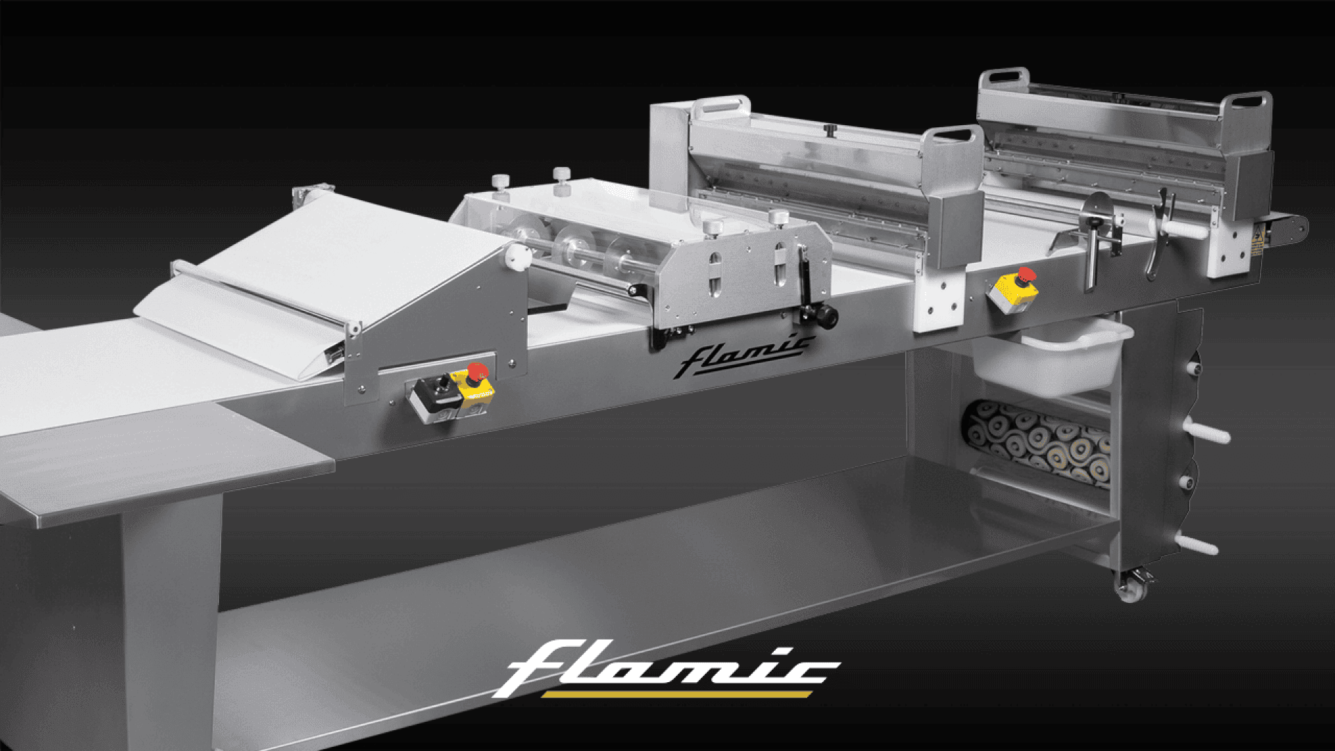 Eine Teigausrollmaschine aus Edelstahl von Flamic mit Bedientasten, Rollen und einem Förderband vor einem Hintergrund mit dunklem Farbverlauf und dem Flamic-Logo am unteren Rand.