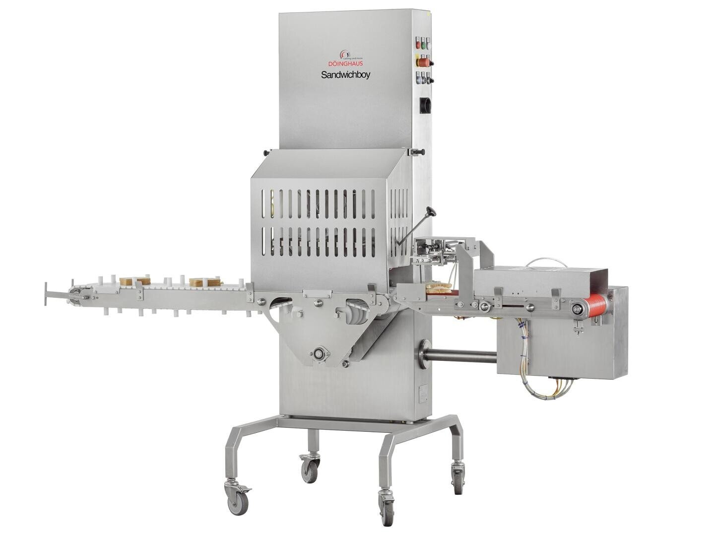 Eine große industrielle Sandwich-Maschine aus Edelstahl mit Förderband, Bedienfeld und Fächern für die Verarbeitung von Lebensmitteln, die zur Mobilität auf Rädern steht.