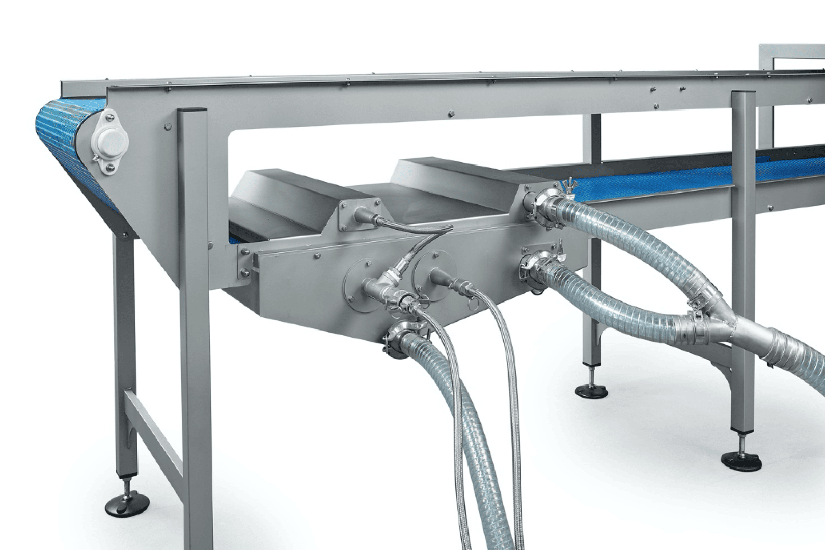Ein industrielles Fördersystem aus Edelstahl mit einem blauen Band, mehreren Metallrohren und daran angeschlossenen flexiblen Schläuchen, das für die Verarbeitung oder den Transport von Materialien in einer Produktionsanlage verwendet wird.