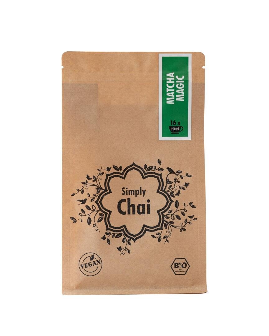 Ein brauner Papierbeutel mit der Aufschrift „Simply Chai“ und dekorativem Rand, grünem „Matcha Magic“-Etikett in der oberen rechten Ecke und Symbolen für die Zertifizierungen „Vegan“ und „Bio“ auf der Vorderseite.