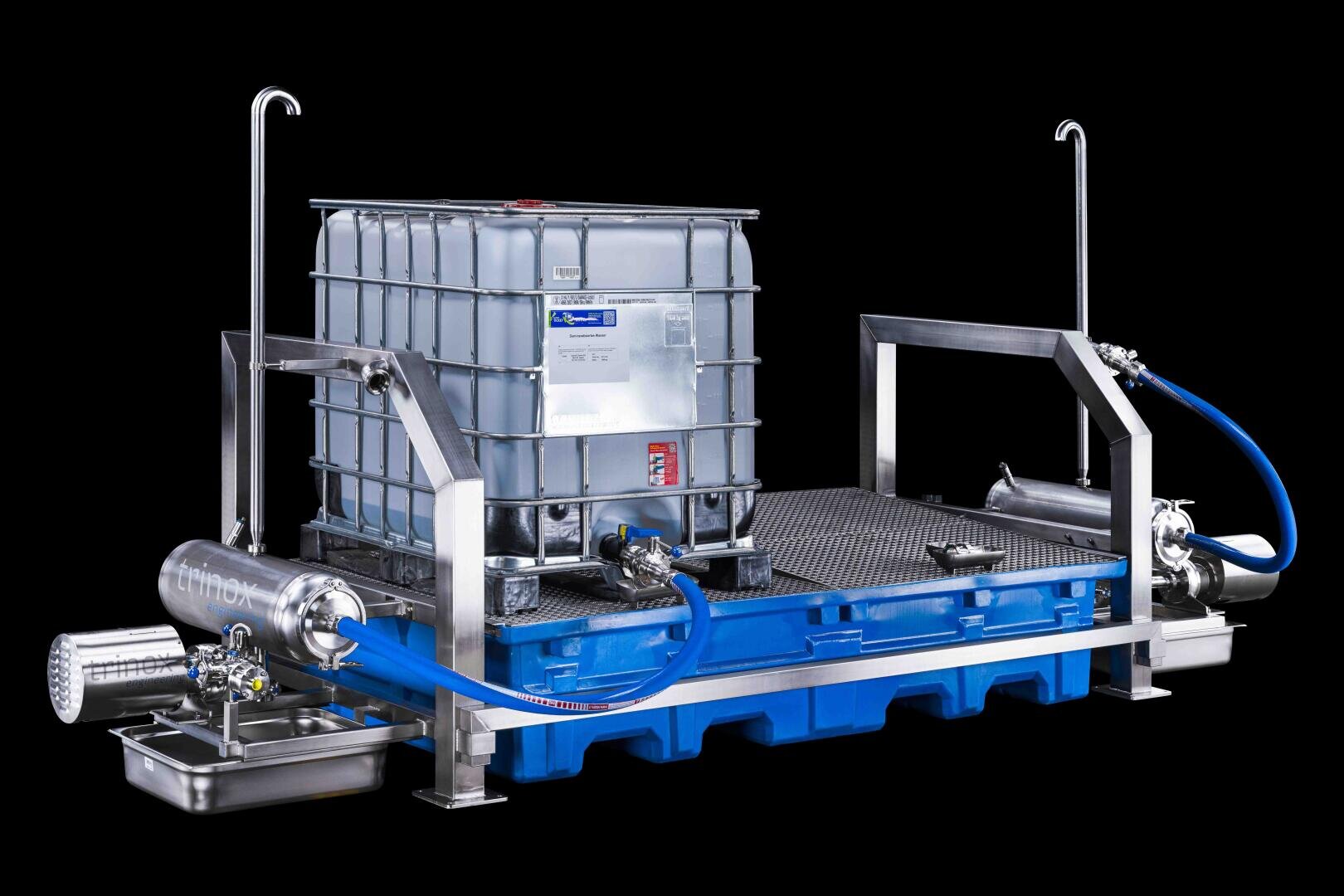 Ein industrielles Filtersystem aus Edelstahl mit einem großen Metalltank auf einer blauen Plattform, verbunden durch blaue Schläuche und Metallrohre, vor einem schwarzen Hintergrund.