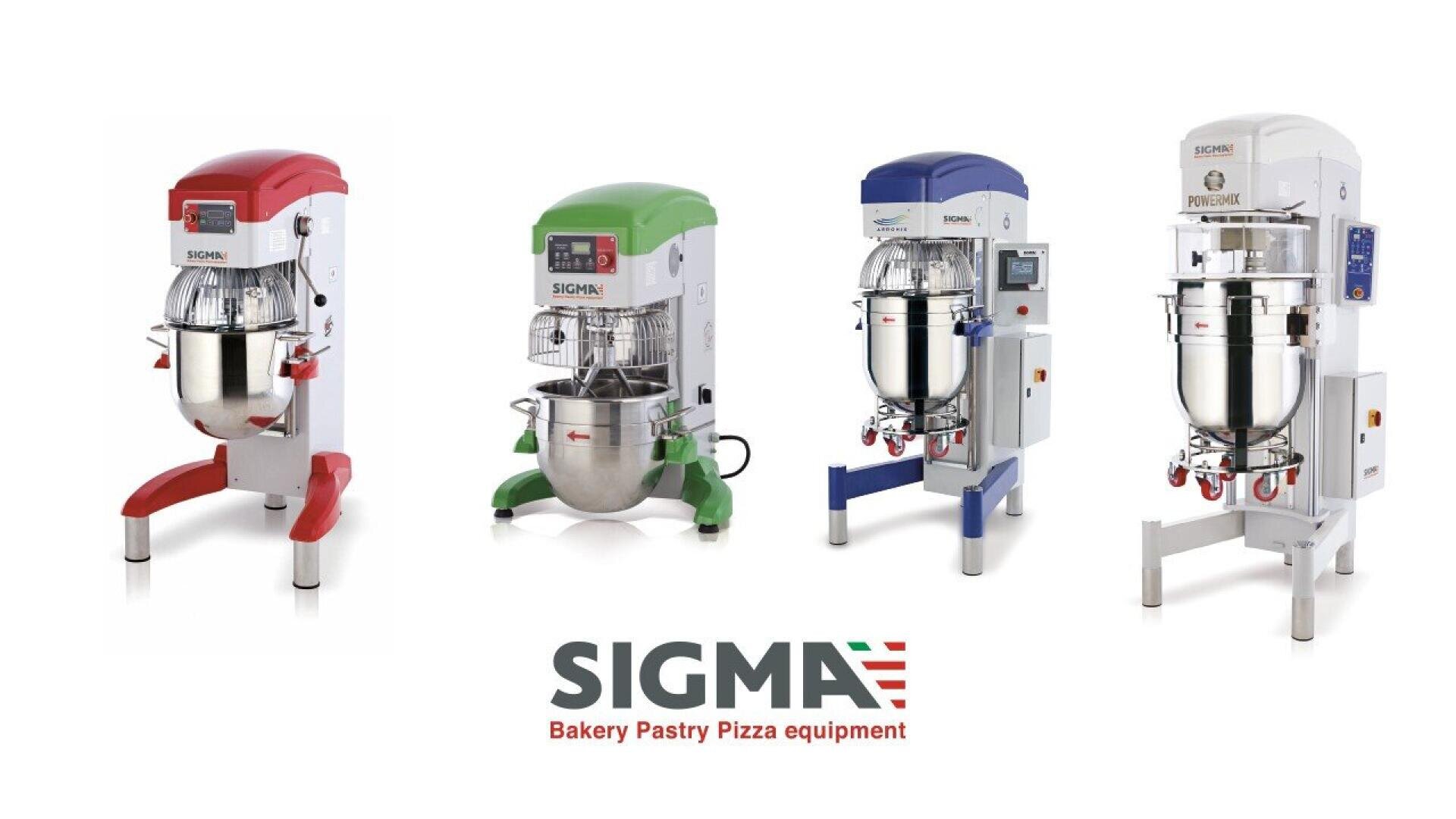 Vier industrielle Standmixer mit roten, grünen, blauen und weißen Akzenten sind in einer Reihe dargestellt. Darunter befindet sich das SIGMA-Logo und der Text Bakery Pastry Pizza equipment.