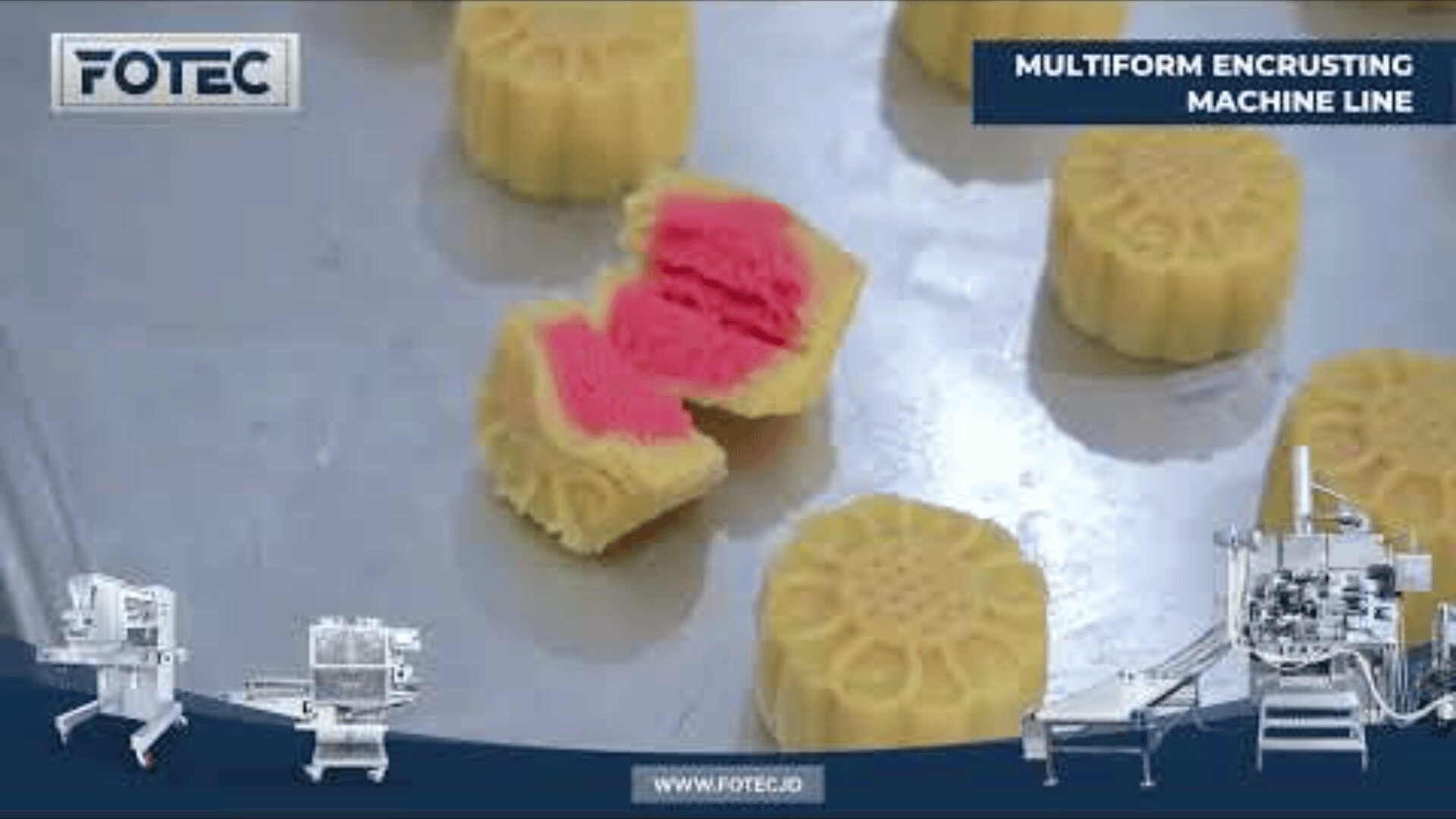 Gelbe Mondkuchen mit rosa Füllung, einer davon aufgeschnitten, auf einer Metallfläche. Der Text lautet FOTEC und MULTIFORM ENCRUSTING MACHINE LINE mit Abbildungen von Lebensmittelverarbeitungsmaschinen am unteren Rand.