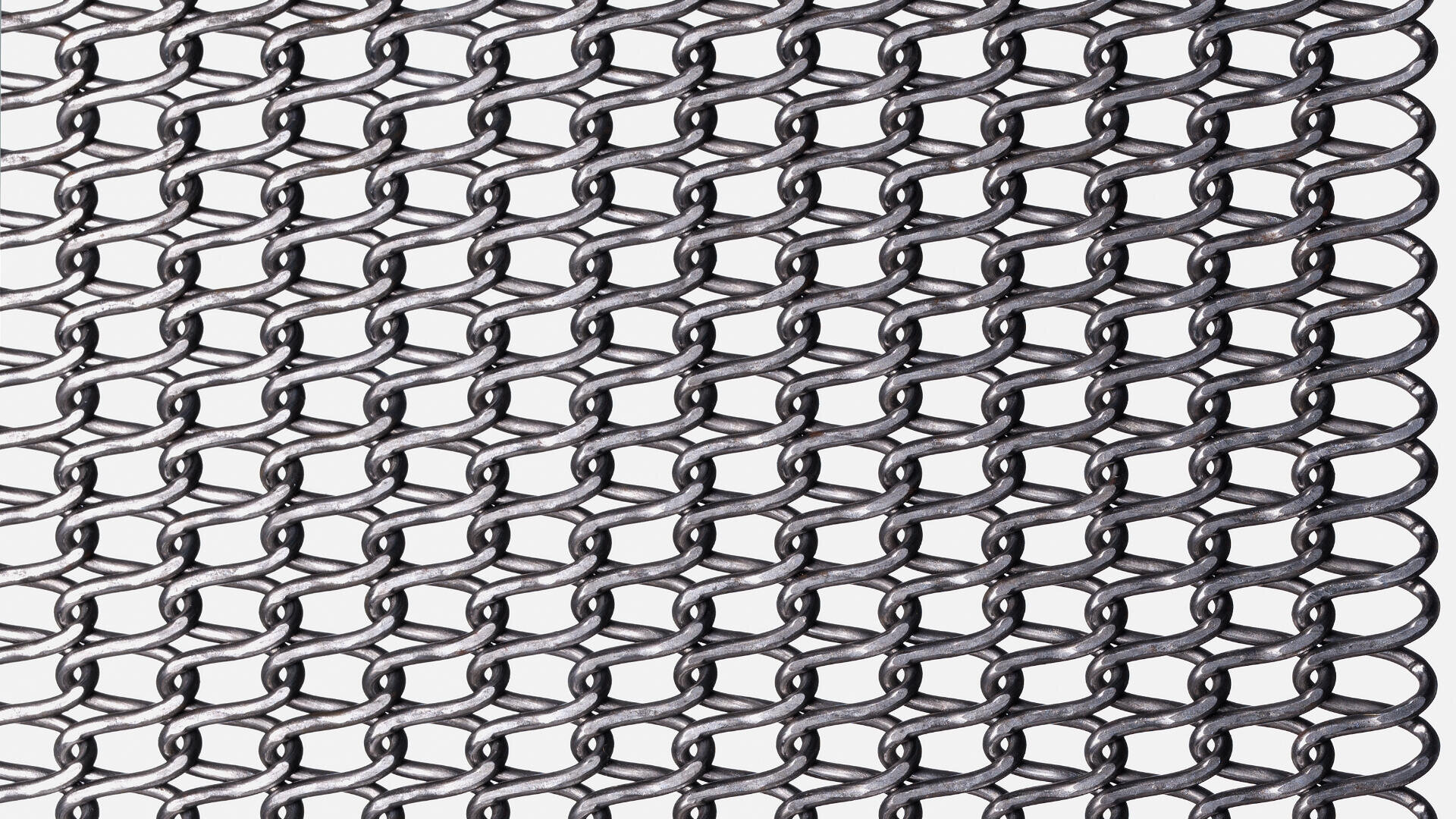 Nahaufnahme von ineinandergreifenden Metallringen, die ein Kettenhemdmuster vor einem weißen Hintergrund bilden. Die Ringe sind in einer sich wiederholenden, symmetrischen Anordnung eng verwoben.