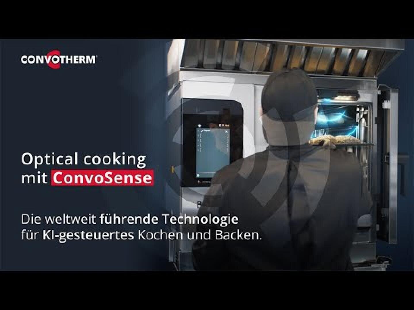 Eine Person in Schwarz bedient einen gewerblichen Backofen mit Digitalanzeige. Ein deutscher Text wirbt für Convotherms ConvoSense und hebt die KI-gesteuerte Koch- und Backtechnologie hervor.