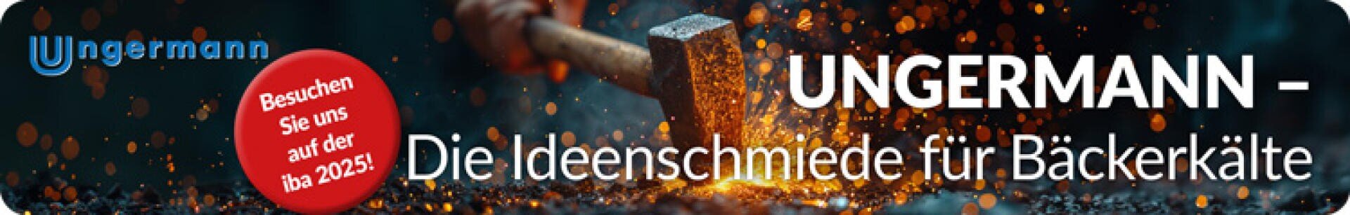 Ein Schmied schlägt mit einem Hammer auf heißes Metall, wodurch Funken sprühen. Text lautet: „UNGERMANN – Die Ideenschmiede für Bäckerkälte.“ Ein roter Kreis sagt: „Besuchen Sie uns auf der iba 2025!“.