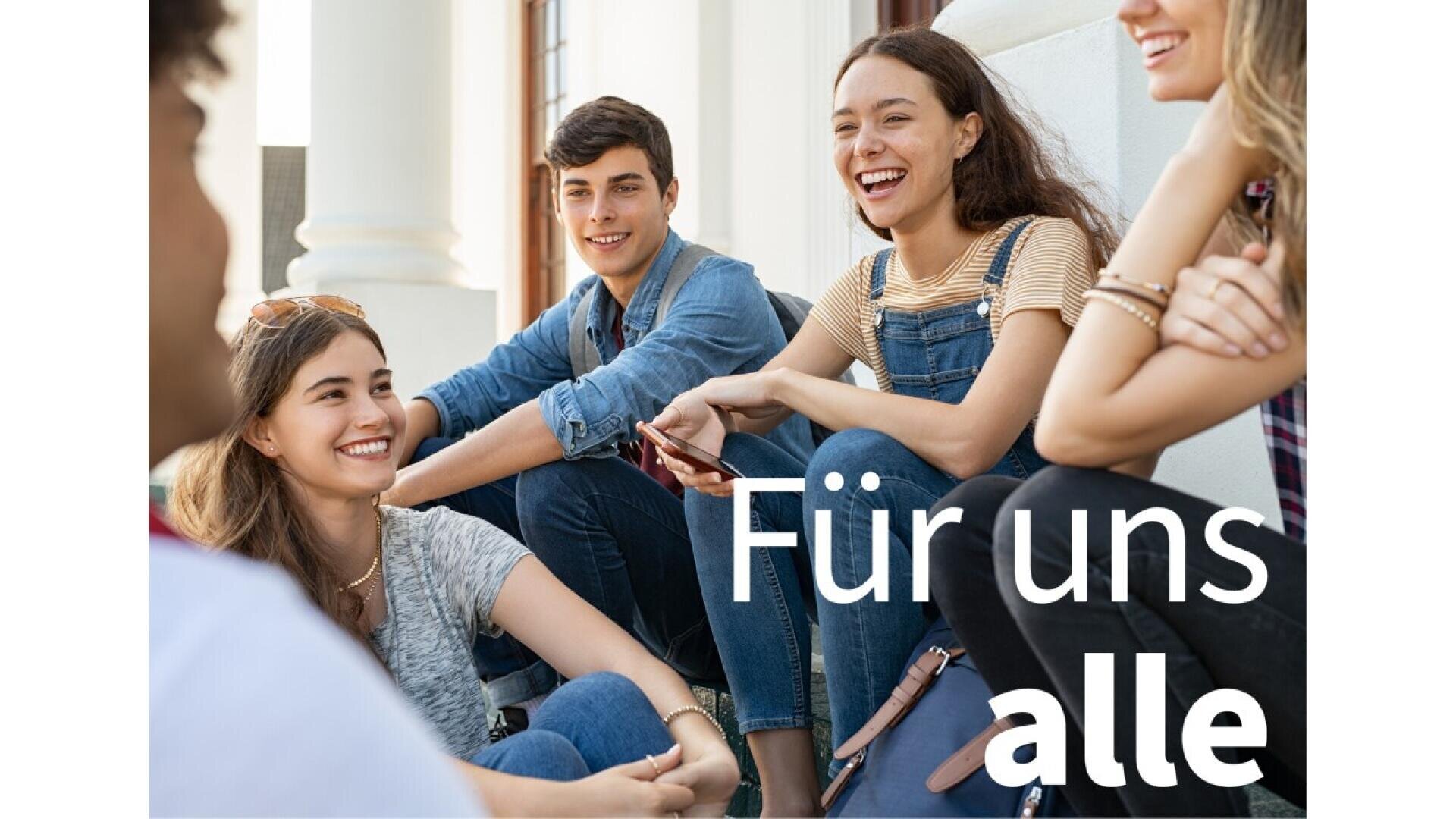 A group of smiling young adults sit together on outdoor steps, talking and laughing. The German text Für uns alle is written across the image.