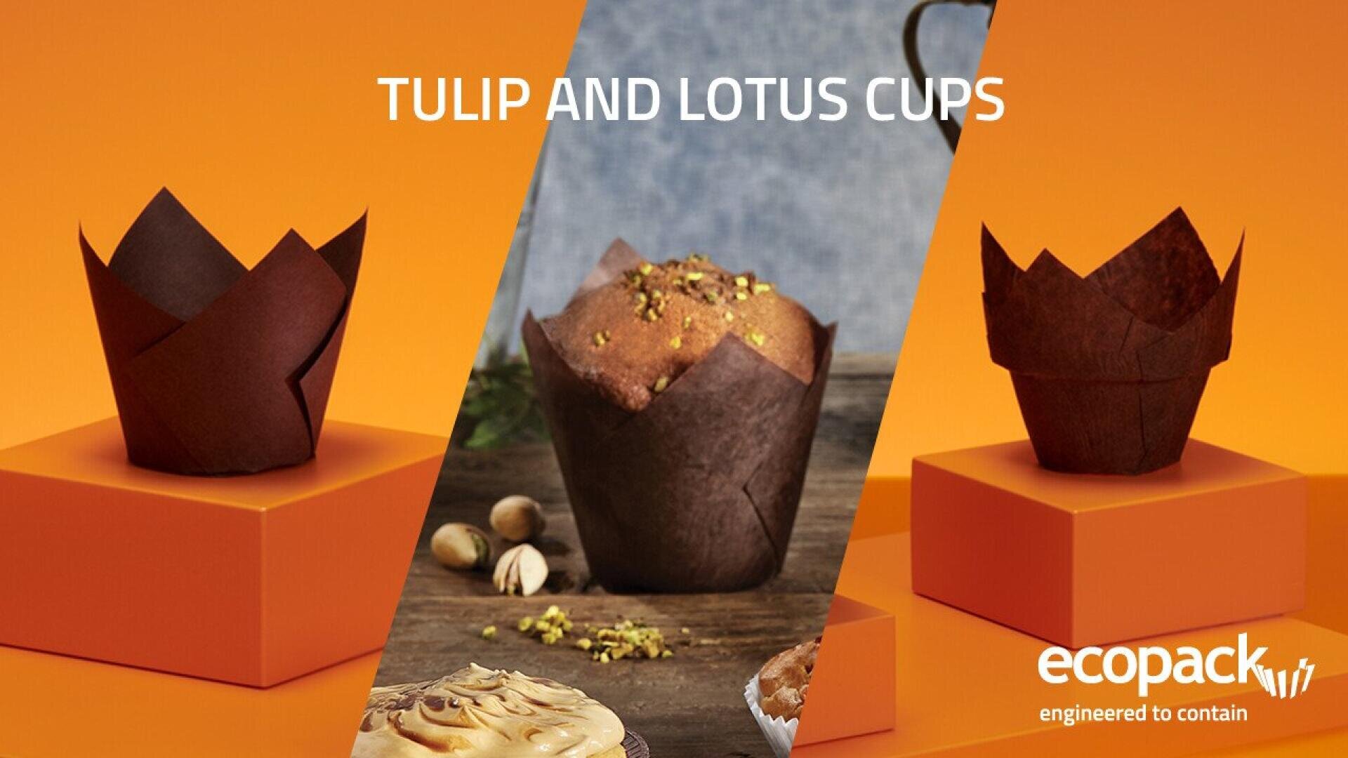 Drei braune Backformen im Tulpen- und Lotus-Stil stehen auf orangefarbenen Podesten, eine davon hält einen Pistazien-Muffin. Der Hintergrund ist orange, und die Tulpen- und Lotusbecher sowie das ecopack-Branding sind sichtbar.