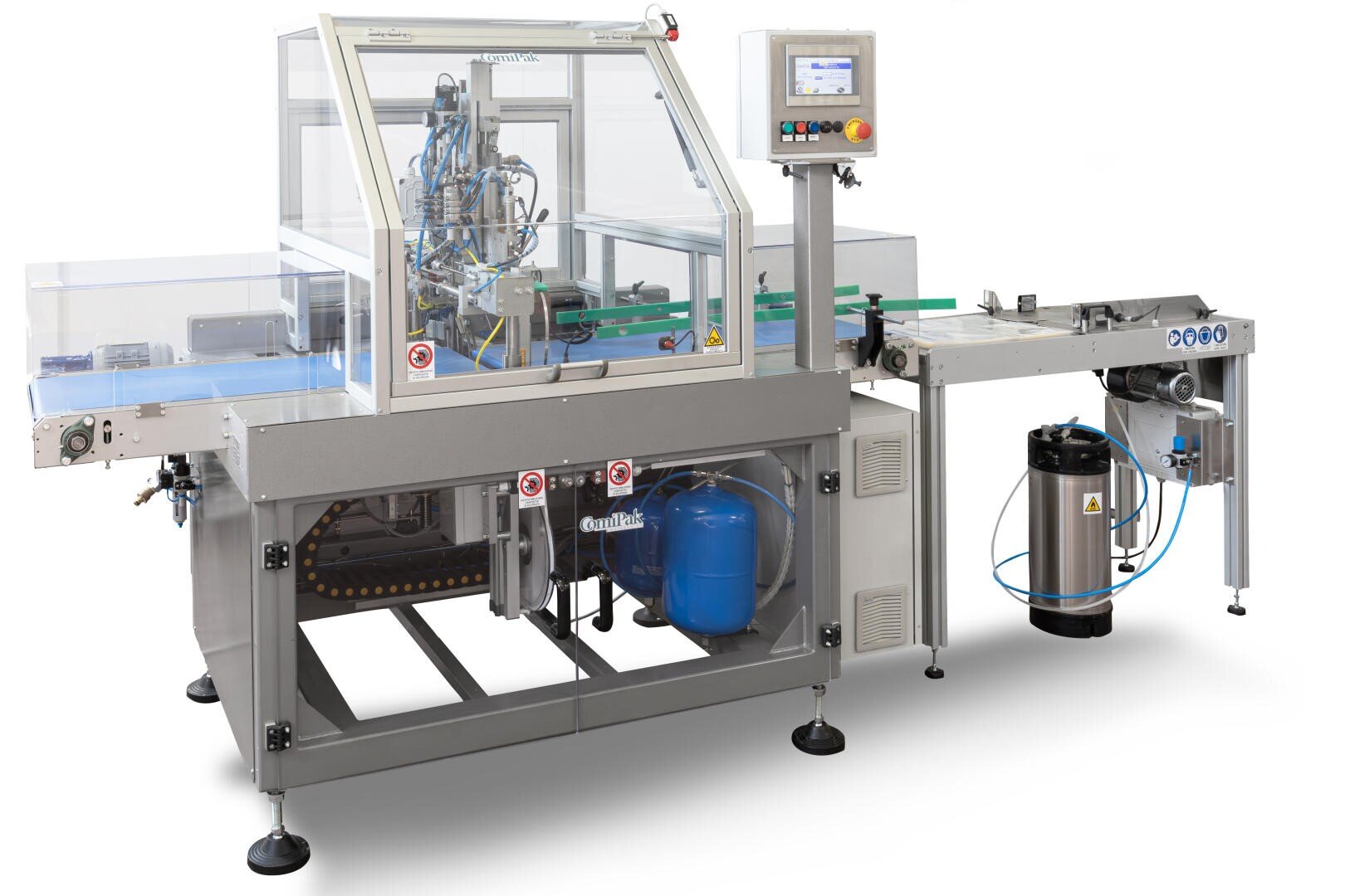 Automatisierte industrielle Verpackungsmaschine mit Bedienfeld, Förderbändern und transparenter Sicherheitsumhausung, konzipiert für die Montage oder Verarbeitung von Produkten in einer Fabrik. Verschiedene mechanische und elektronische Komponenten sind sichtbar.