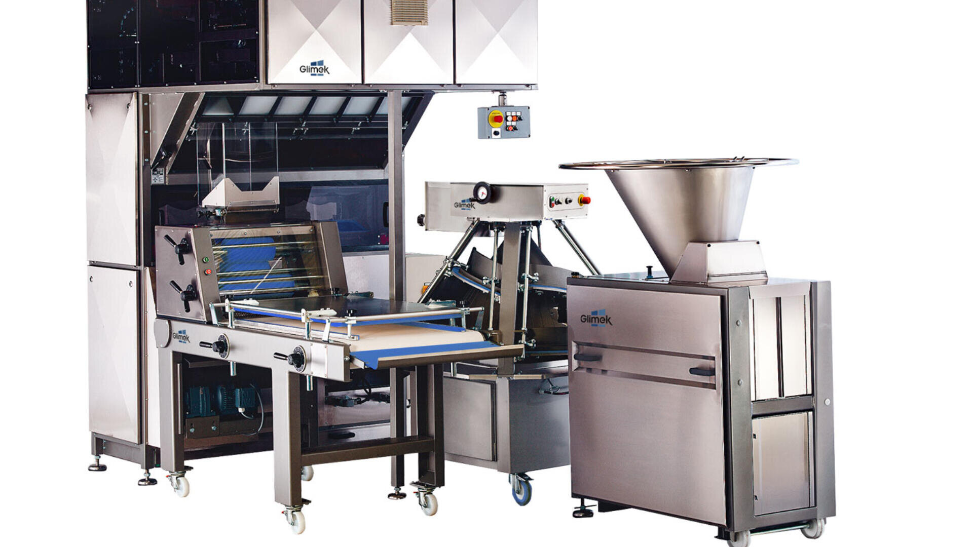 Eine Reihe industrieller Bäckereimaschinen aus Edelstahl, einschließlich eines Fördersystems, einer Teigverarbeitungseinheit und eines großen Trichters, alle auf Rädern und vor einem weißen Hintergrund.