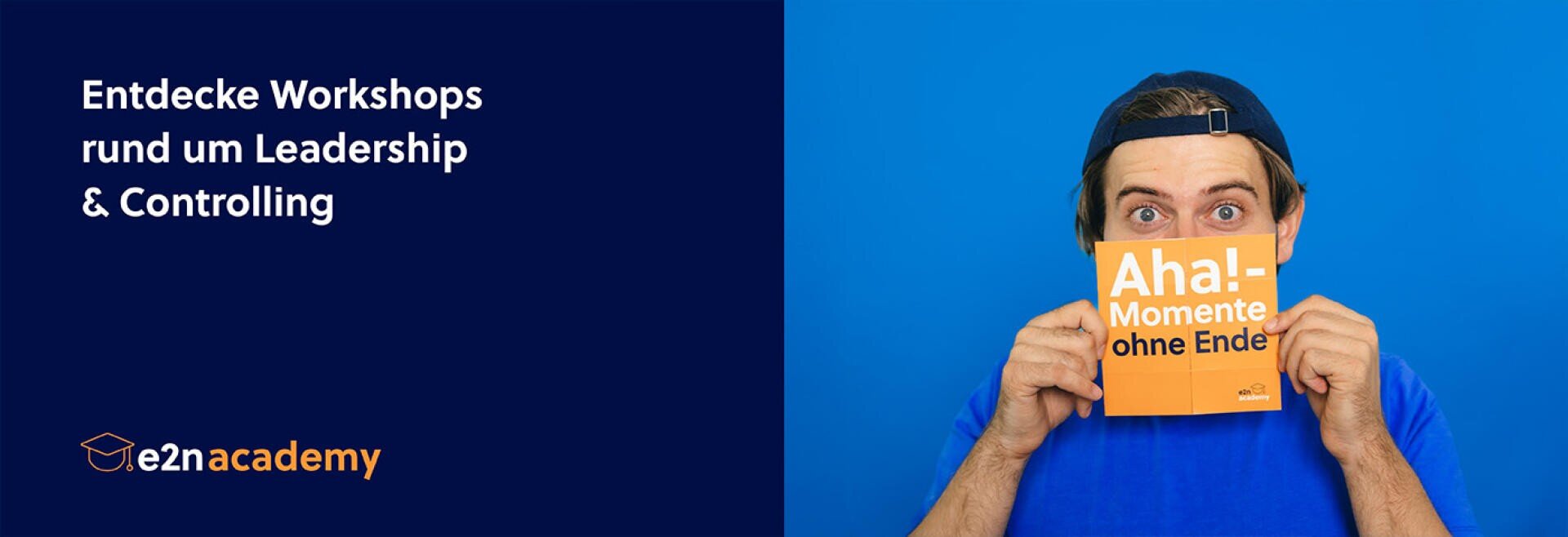 Ein Mann in blauem Hemd und Mütze hält eine gelbe Karte mit der Aufschrift Aha! Momente ohne Ende vor sein Gesicht. Auf der linken Seite steht: Entdecke Workshops rund um Leadership & Controlling. e2nacademy.