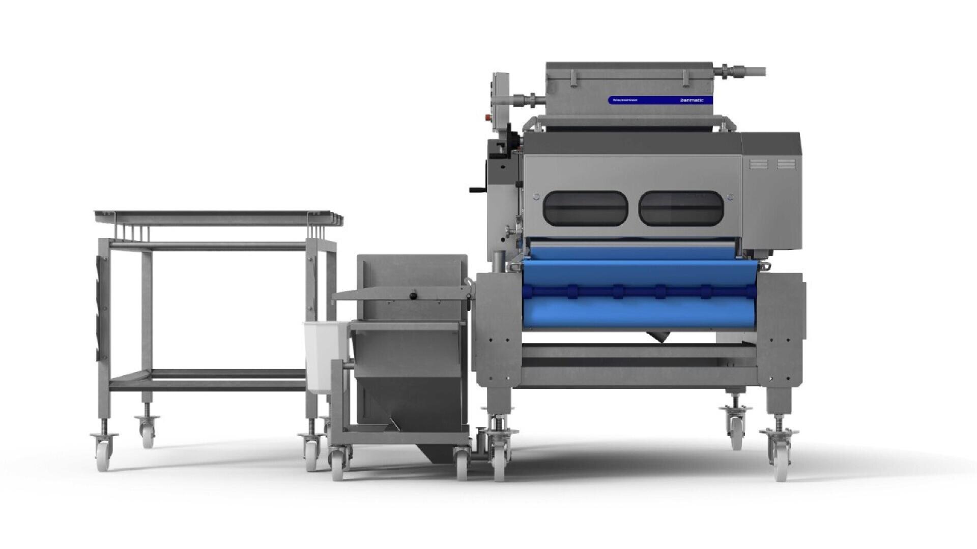 Eine große industrielle Lebensmittelverarbeitungsmaschine mit blauen Förderrollen, Edelstahlkomponenten und angebrachten Radtischen, alles vor einem weißen Hintergrund.