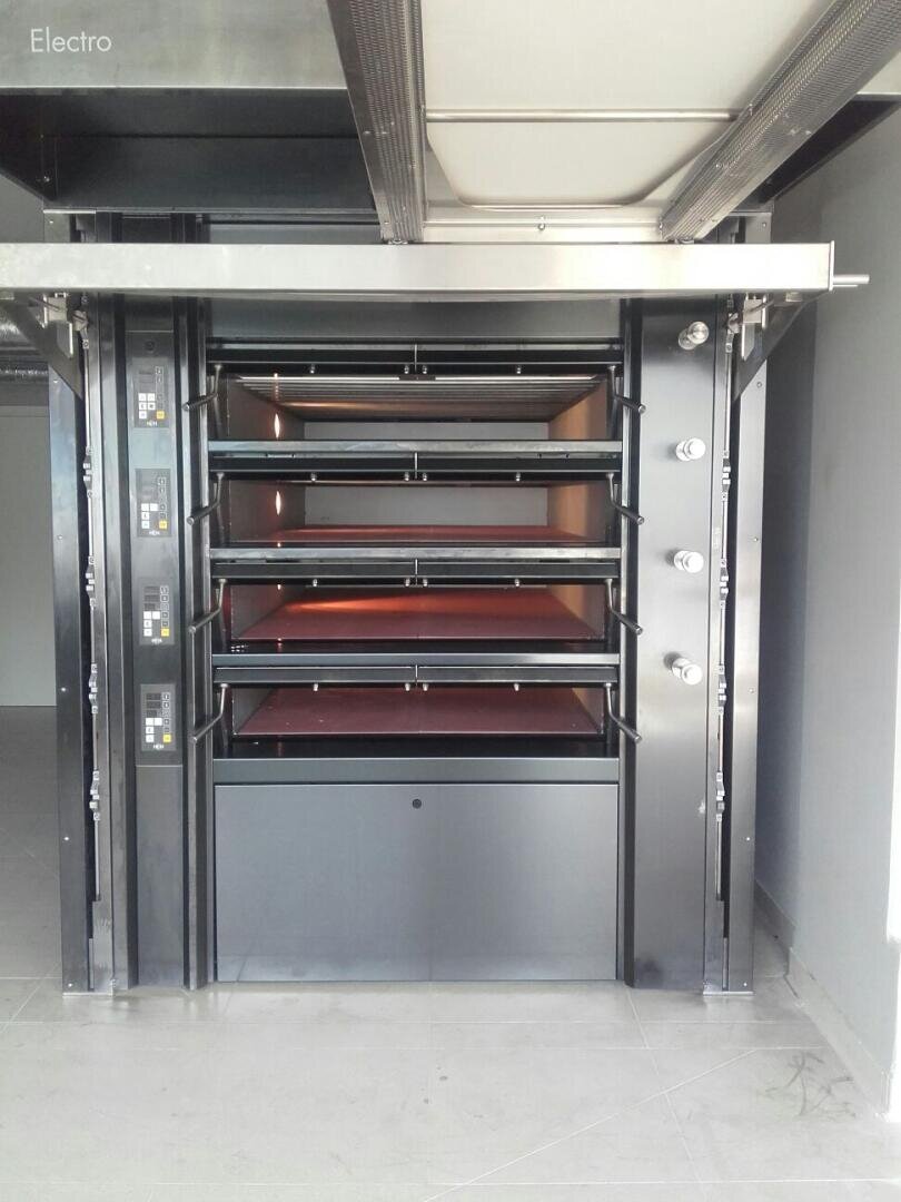 Großer Industrieofen mit vier übereinander angeordneten Fächern, jedes mit einer Glastür, seitlichen Heizungsreglern und einem Metallgehäuse, konzipiert für gewerbliches Backen oder Kochen.