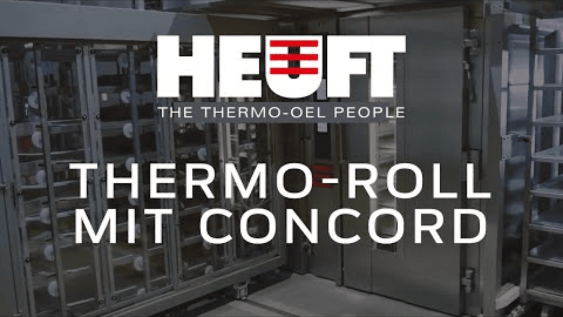 Eine Großküchenumgebung mit industriellen Backöfen und Gestellen, überlagert mit dem HEUFT-Logo und dem Text: THE THERMO-OEL PEOPLE THERMO-ROLL MIT CONCORD.