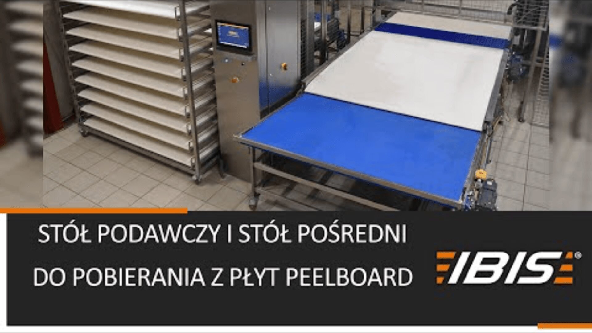 A metal conveyor system with blue and white surfaces is shown next to a rack of trays. Polish text reads: STÓŁ PODAWCZY I STÓŁ POŚREDNI DO POBIERANIA Z PŁYT PEELBOARD IBIS.