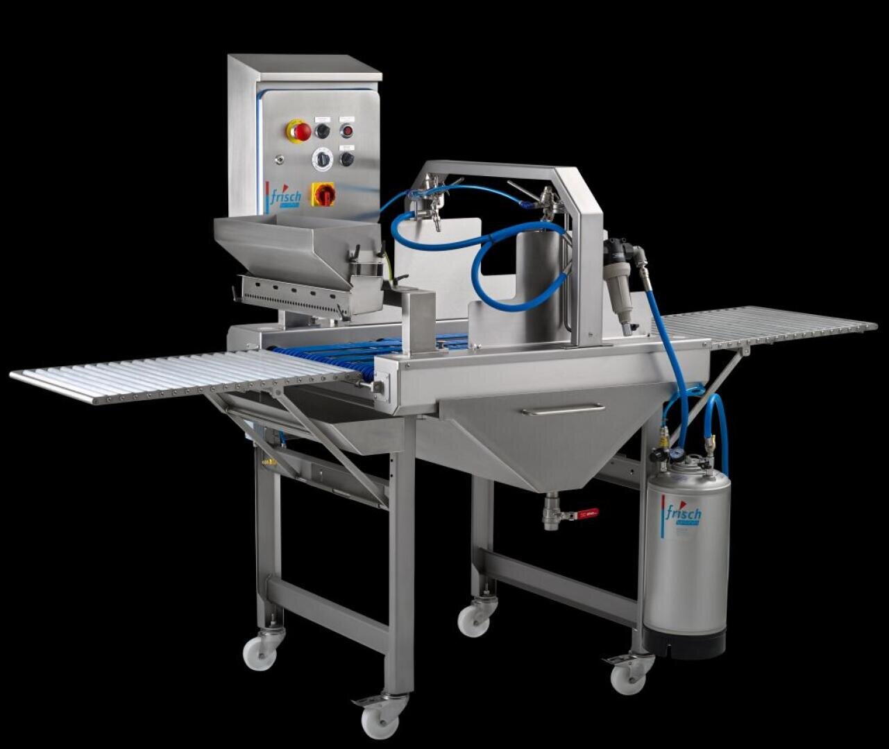 Eine industrielle Lebensmittelverarbeitungsmaschine aus rostfreiem Stahl mit Förderband, Schalttafel, Schläuchen und angeschlossenen Tanks, konzipiert für die automatisierte Produktion oder Verpackung, vor einem schwarzen Hintergrund.