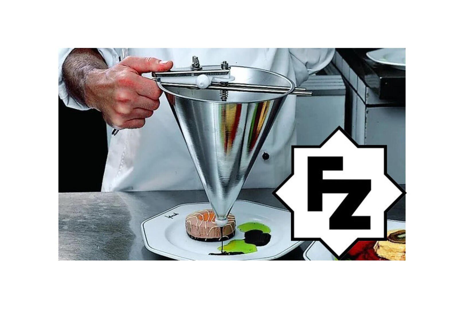 Ein Koch in einer professionellen Küche gießt Soße mit einem Trichter aus Metall auf einen Teller. Unten rechts im Bild ist ein auffälliges FZ-Logo zu sehen.