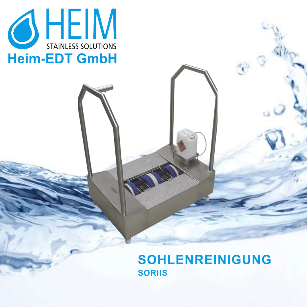 Eine Sohlenreinigungsmaschine aus rostfreiem Stahl mit Handläufen und einem Motor ist auf einem Hintergrund mit Wasserthematik abgebildet. Das Logo der Heim-EDT GmbH und der Schriftzug SOHLENREINIGUNG SORIIS sind abgebildet.