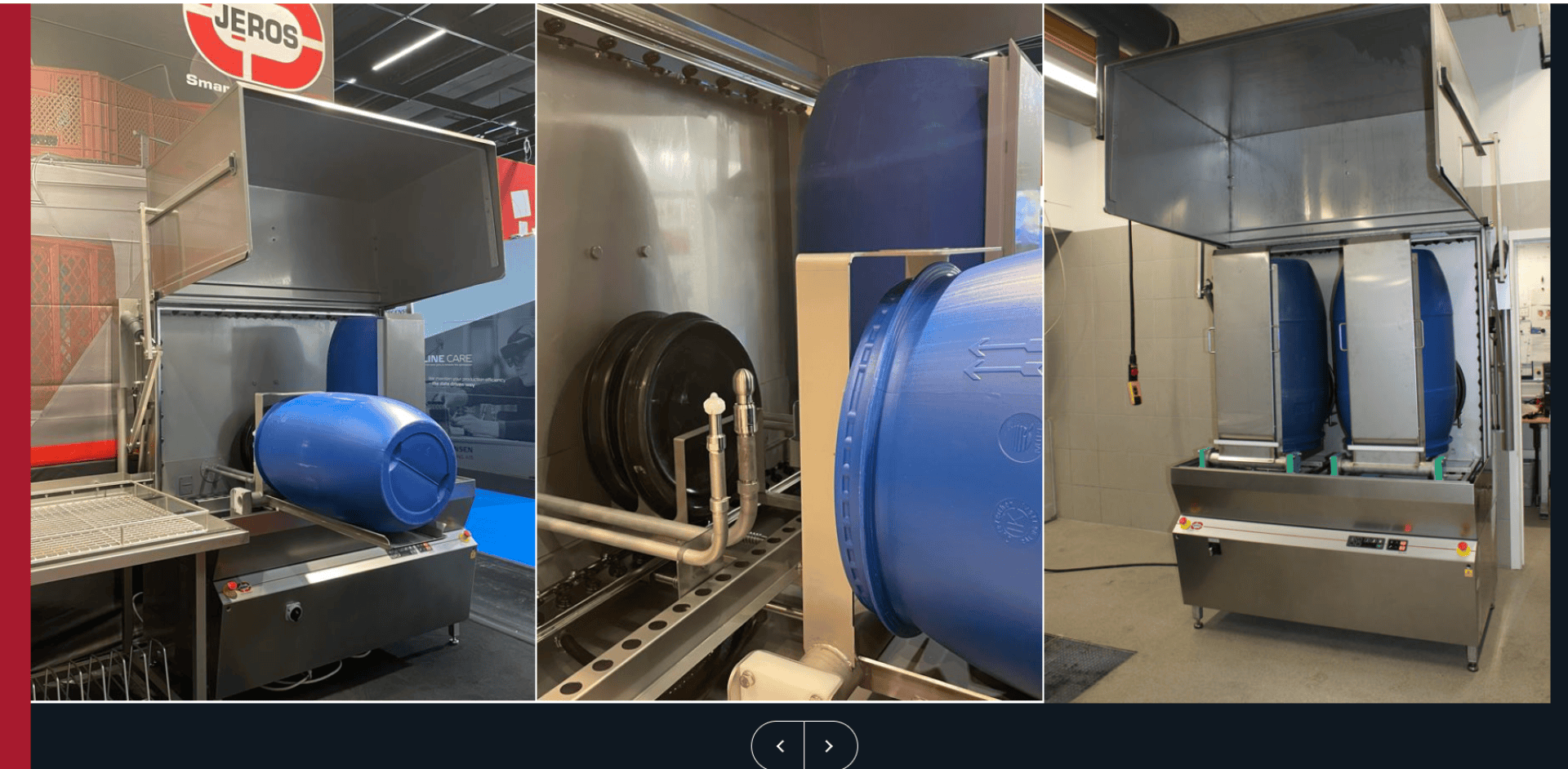 Drei Bilder zeigen eine große Industriemaschine, die blaue Kunststofffässer wäscht. Die Maschine hat eine Struktur aus rostfreiem Stahl mit einer großen Öffnung an der Oberseite und Bedientasten auf der Vorderseite.