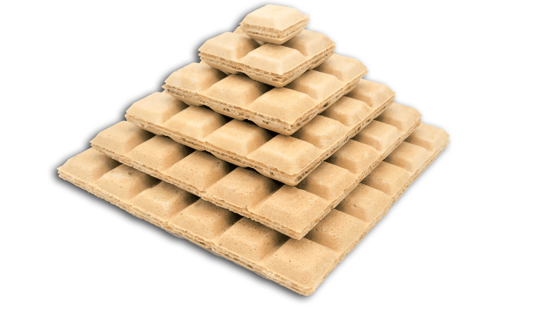 Eine Pyramide aus gestapelten, quadratischen Waffelteilen, die von unten nach oben in abnehmender Größe angeordnet sind, vor einem schlichten weißen Hintergrund.