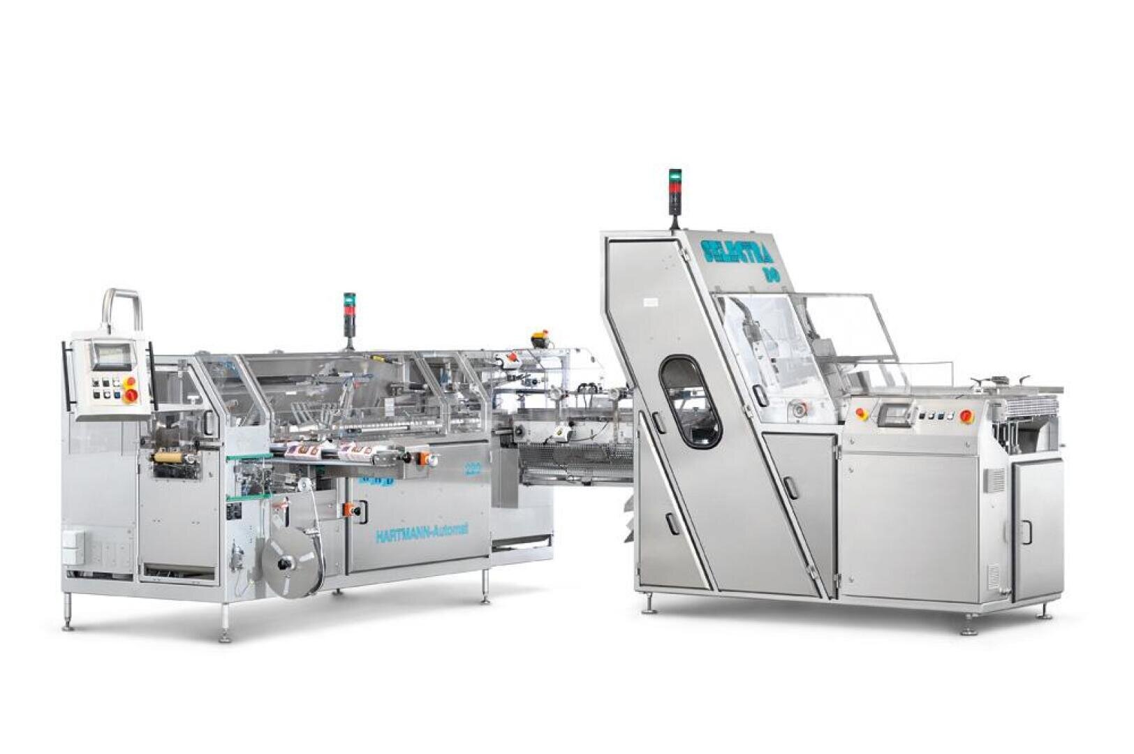 Moderne industrielle Verpackungsmaschine mit Bedienpult und transparenten Abdeckungen, konzipiert für die automatische Verpackung von Lebensmitteln oder Produkten, mit Förderbändern und Fächern für eine effiziente Verarbeitung.