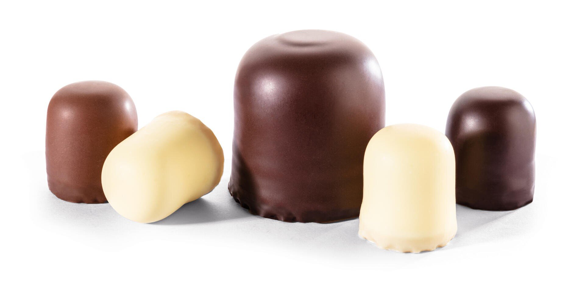 Fünf mit Schokolade überzogene Marshmallows in verschiedenen Größen und Farben, darunter dunkle, Milch- und weiße Schokolade, sind auf einem weißen Hintergrund angeordnet.