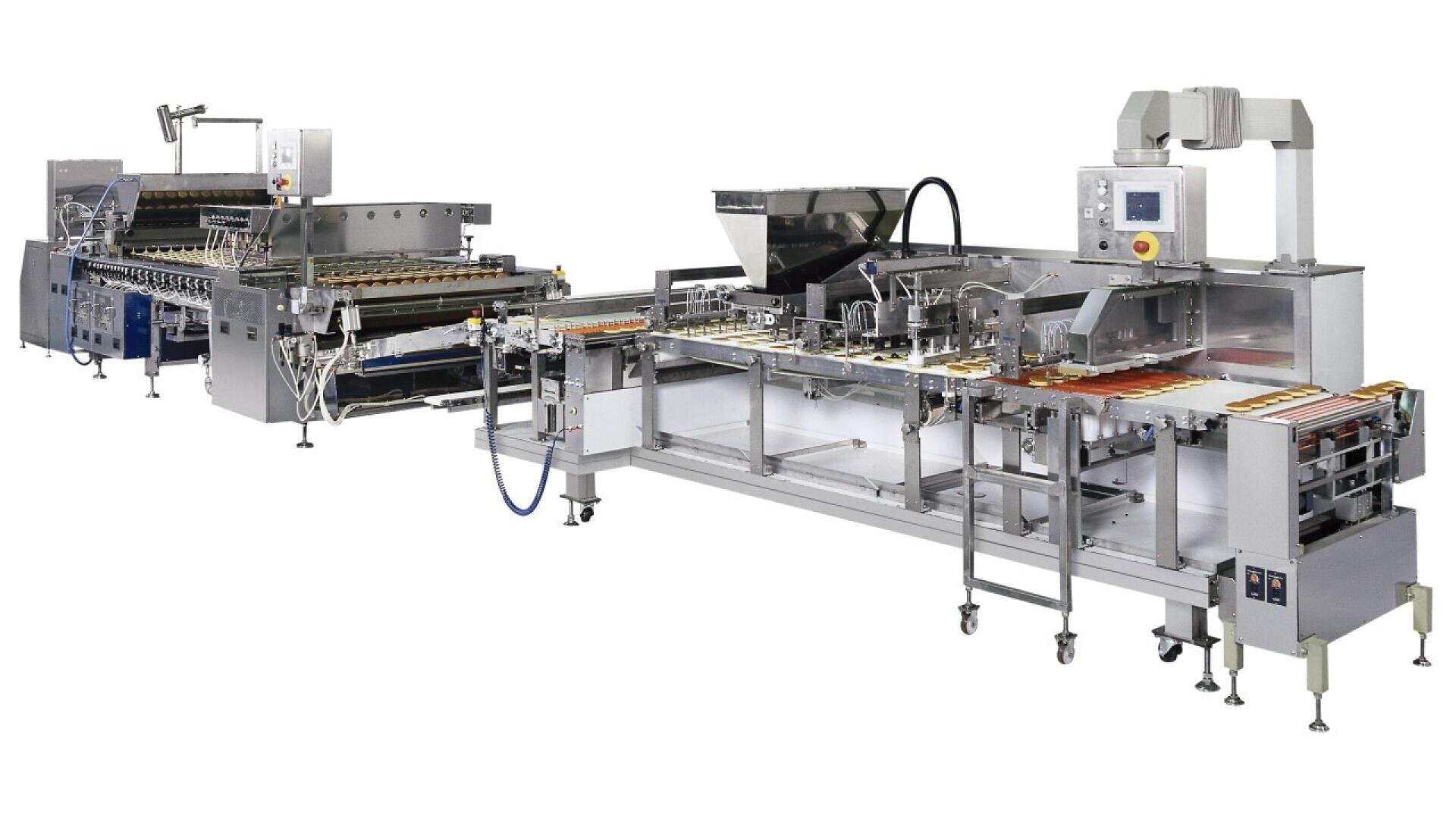 Eine große, automatisierte Lebensmittelverpackungsmaschine aus Edelstahl mit mehreren Förderbändern und Komponenten, die für die Verarbeitung und Verpackung von Produkten in einer industriellen Umgebung konzipiert ist.