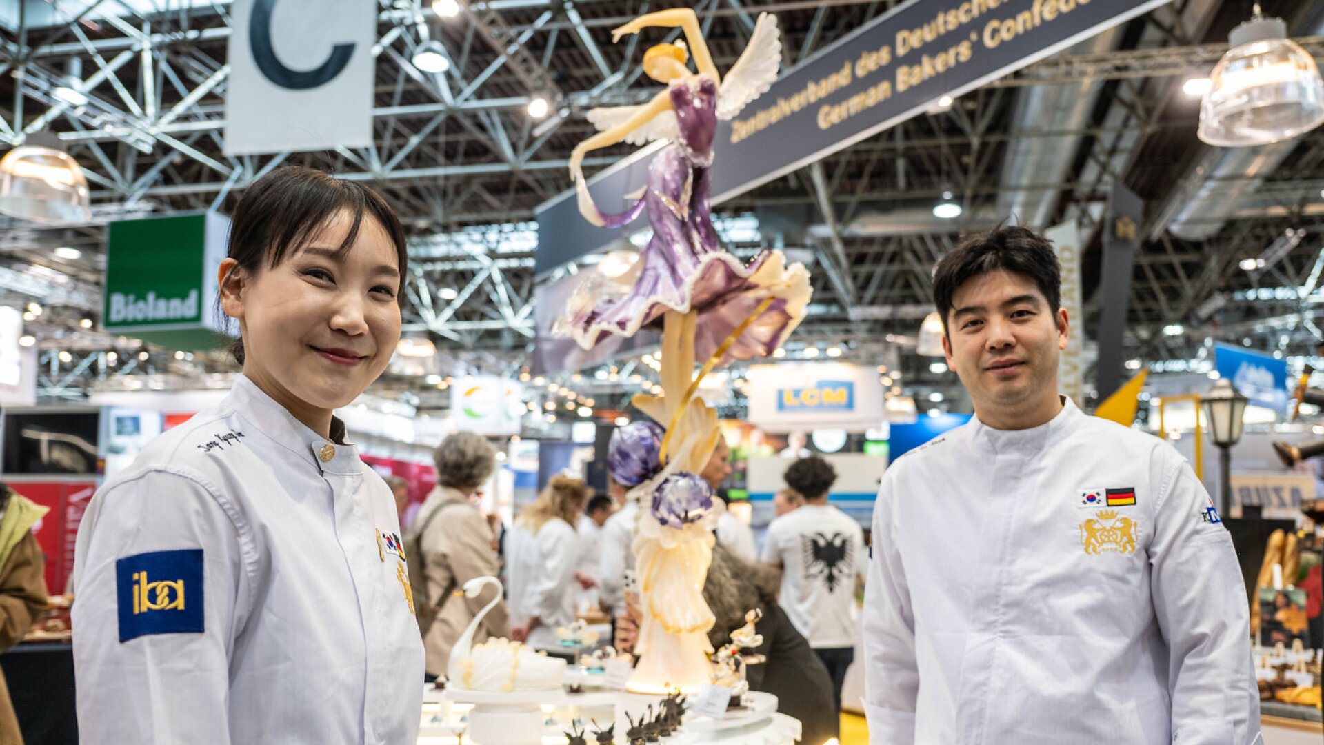 Siegerehrung des THE iba.UIBC CUP OF CONFECTIONERS  auf der iba 2025 in Düsseldorf. Gewinner ist das Team Korea mit In Seok Kim und Kyung Joe Jang.