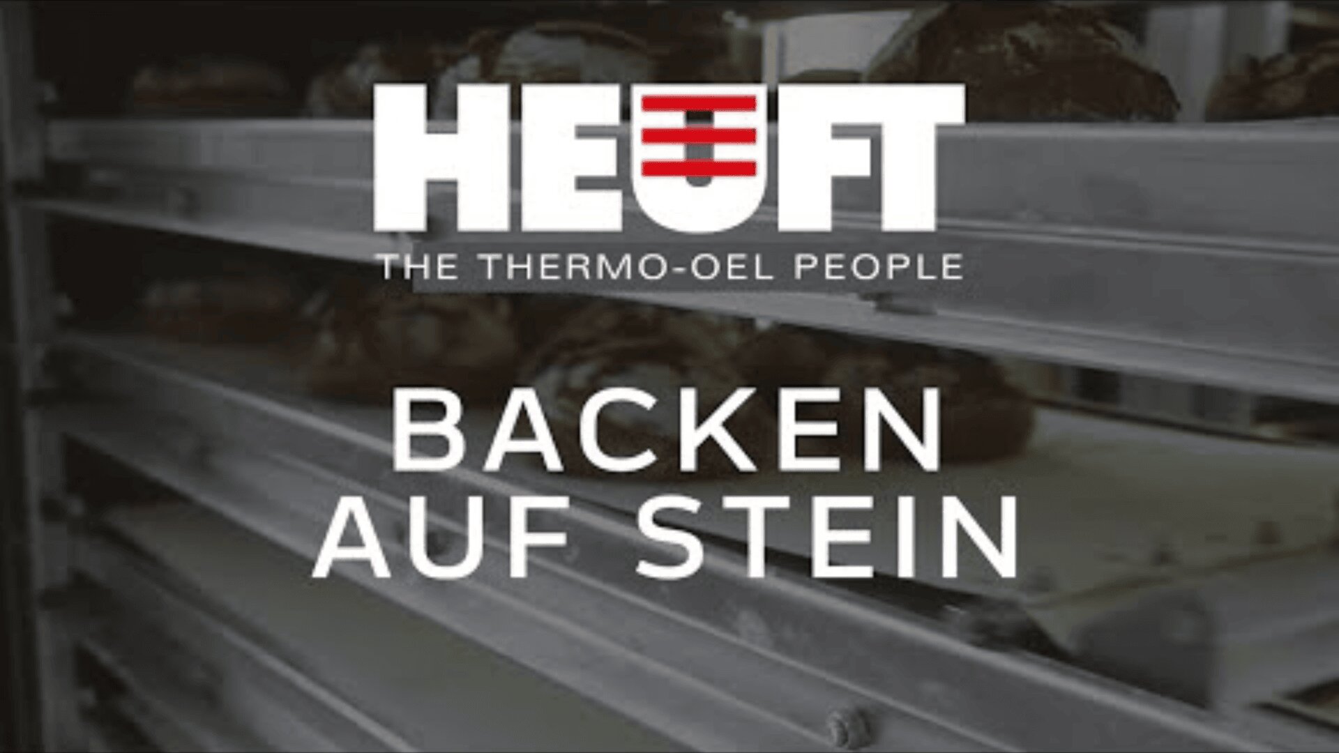Metalltabletts mit Backwaren und dem Text HEUFT THE THERMO-OEL PEOPLE BACKEN AUF STEIN in großen weißen Buchstaben, die das Bild überlagern.