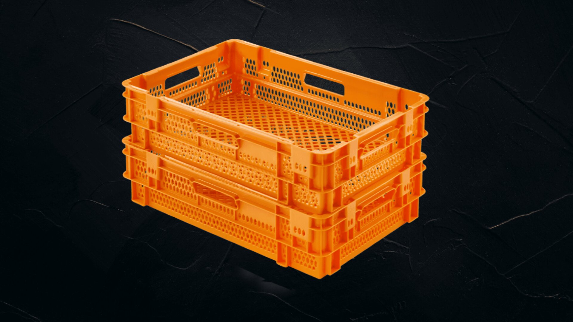 Drei orangefarbene, stapelbare Kunststoffkisten mit belüfteten Seiten und Griffen vor einem dunkel strukturierten Hintergrund.
