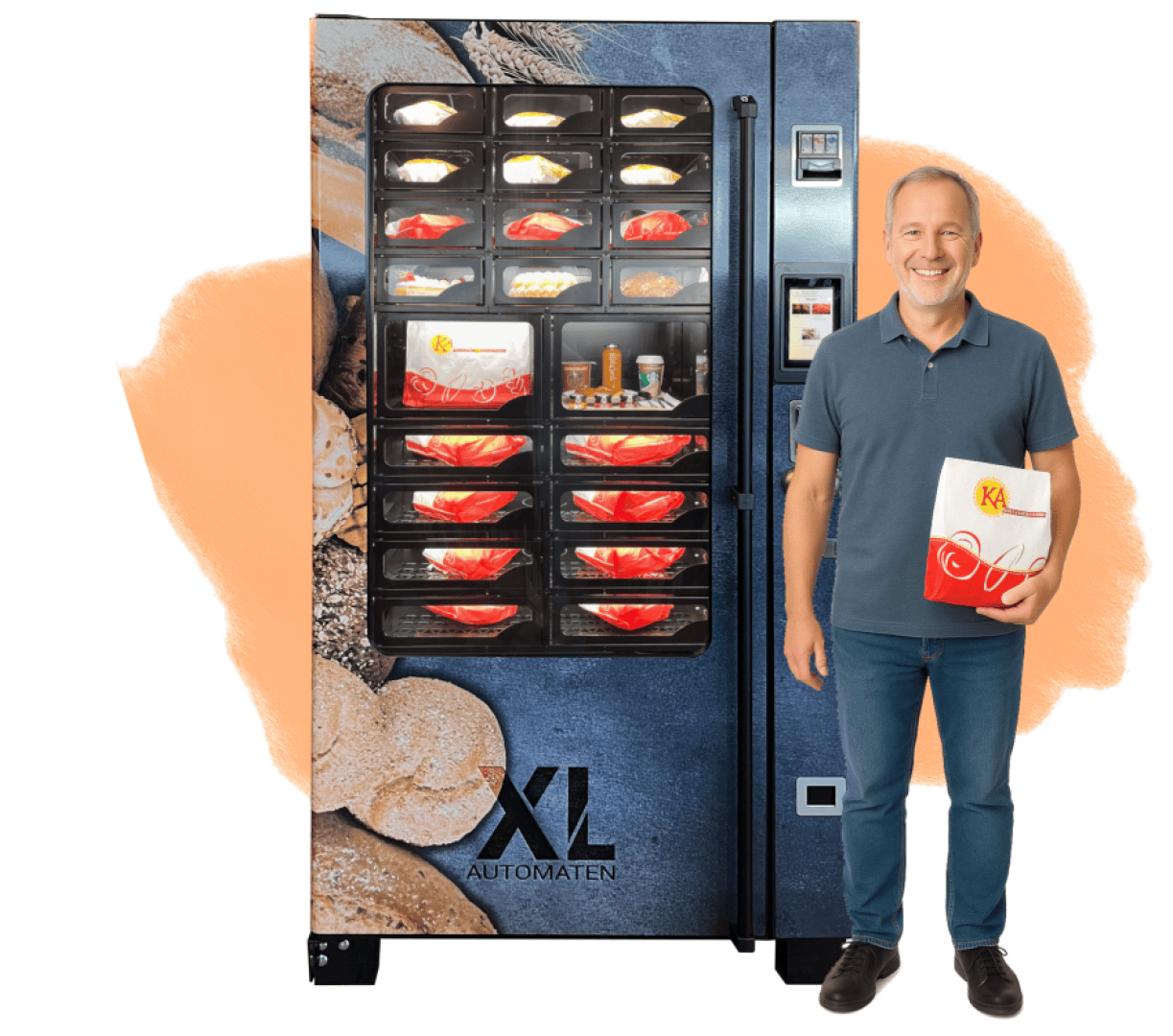 Ein lächelnder Mann steht neben einem Automaten mit verschiedenen Backwaren. In der Hand hält er eine Papiertüte mit Markenlogo. Auf der Vorderseite des Automaten sind Bilder von Brot und Brötchen zu sehen.