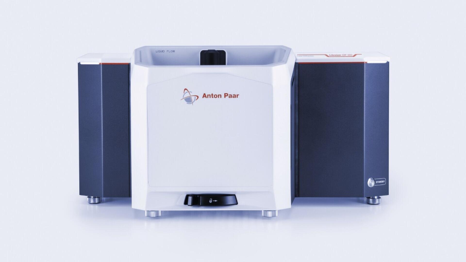 Ein Laborgerät von Anton Paar mit einer weißen Zentraleinheit und zwei schwarzen Seitenmodulen mit der Aufschrift Liquid Flow. Das Design ist modern, mit dem Firmenlogo auf der Vorderseite.