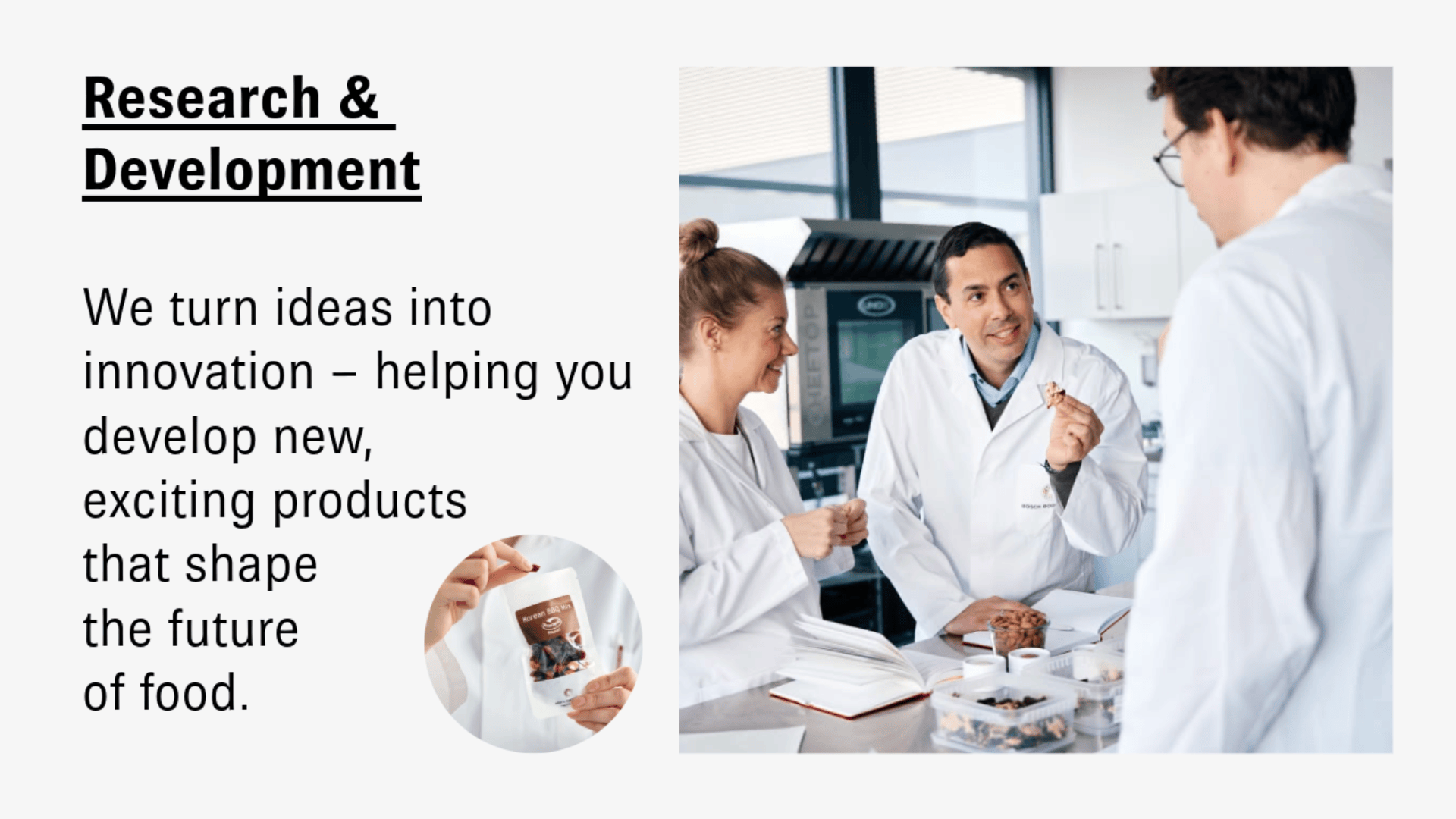 Drei Personen in Laborkitteln besprechen Lebensmittelproben in einem modernen Labor. Neben ihnen steht: Forschung & Entwicklung. Wir verwandeln Ideen in Innovationen – und unterstützen Sie bei der Entwicklung neuer, spannender Produkte, die die Zukunft der Lebensmittel prägen.