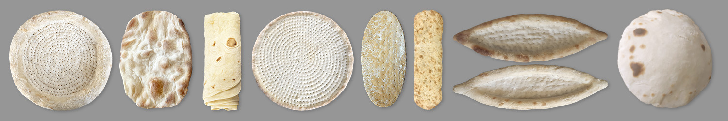 Eine Reihe von neun verschiedenen nahöstlichen Fladenbroten und Gebäckstücken, von oben und von der Seite gezeigt, angeordnet auf einem grauen Hintergrund. Jedes Brot hat unterschiedliche Formen, Texturen und Muster.