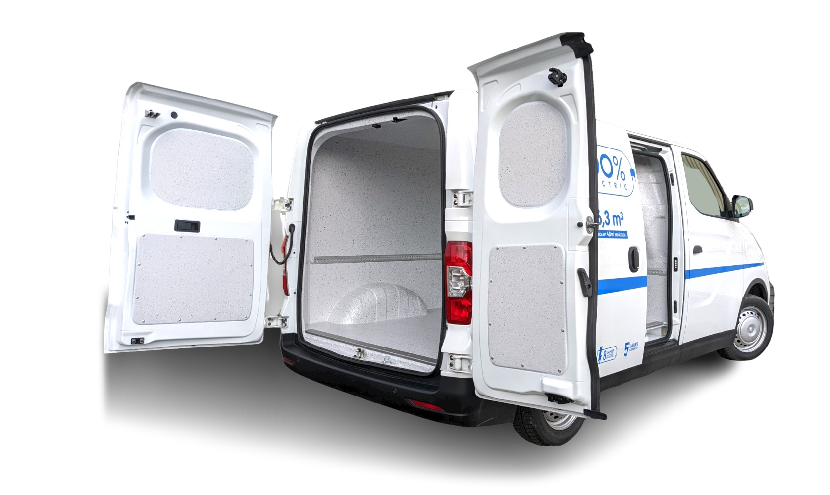 Ein weißer elektrischer Lieferwagen mit geöffneten Hecktüren, die einen leeren, mit heller Isolierung ausgekleideten Laderaum freigeben. An der Seite des Lieferwagens sind blauer Text und Grafiken zu sehen.