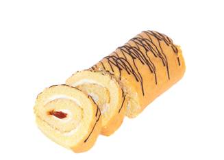 Ein Schweizer Rollkuchen, der in zwei Scheiben geschnitten wurde, zeigt einen Strudel aus Sahne und Erdbeerfüllung, gekrönt von dünnen Schokoladenspritzern auf weißem Hintergrund.