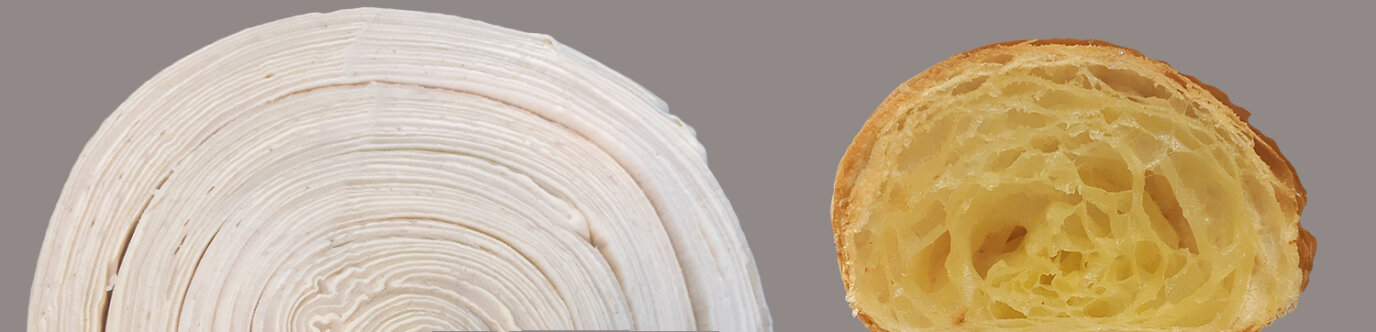 Ein Querschnitt eines rohen Croissantteigs mit dichten, gleichmäßigen Schichten und ein Querschnitt eines gebackenen Croissants mit luftiger, goldener, wabenartiger Struktur vor grauem Hintergrund im Vergleich.